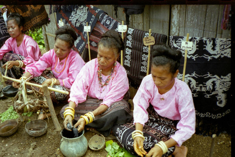 Weben der Ikat Stoffe in den Dörfern Sikka un Watublapi auf der Insel Flores in Indonesien. Dies ist auch auf Sumba/Kleine Sunda Inseln Tradition