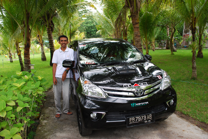 private car and driver on Flores -car Avanza