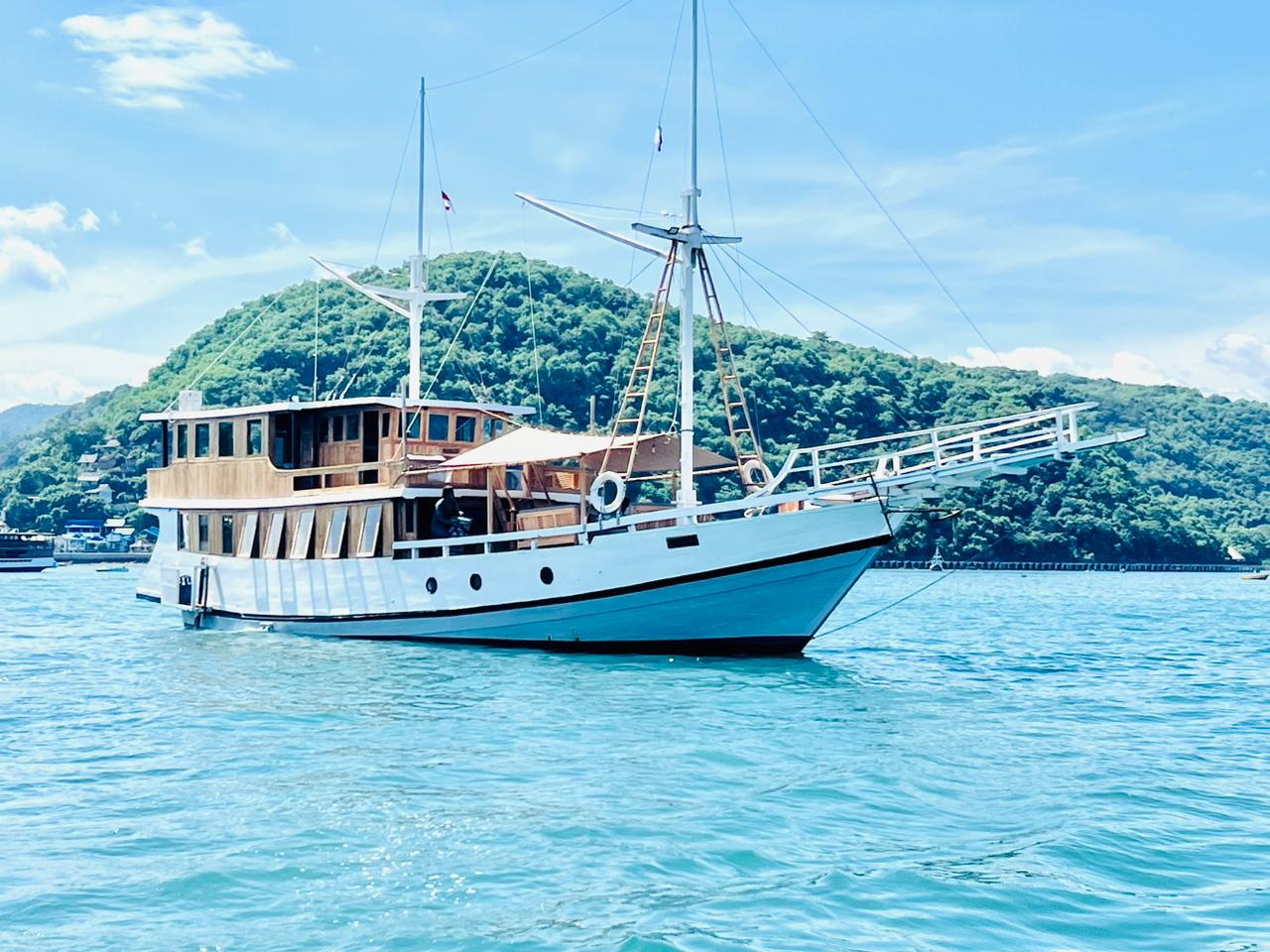 Deluxe Phinisi for sail in Komodo National Park