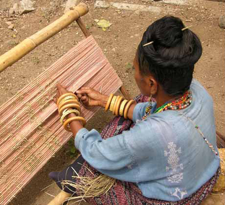 Ikat Weben ist eine lebendige Tradition auf Flores in Indonesien - Ikat Dorf Watublapi